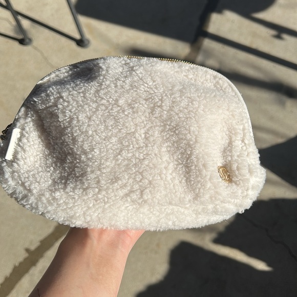 Lululemon Everywhere Belt Bag 1L Fleece - Picture 3 of 6